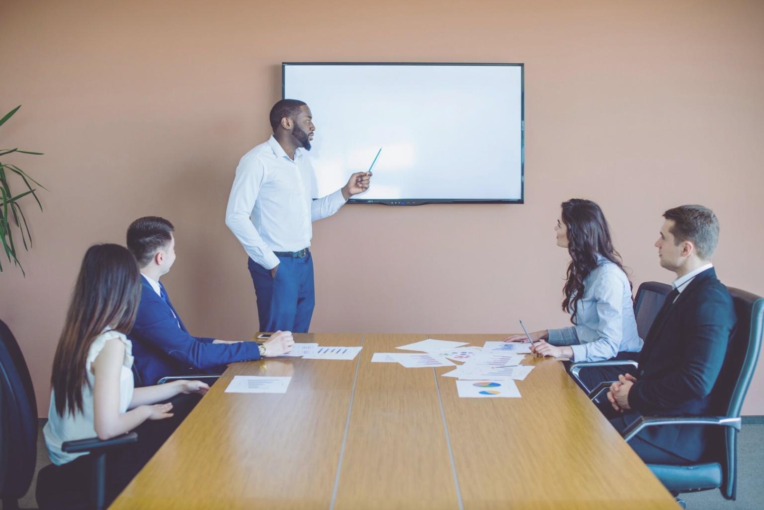 Bureau professionnel d'analyse financière avec équipements modernes